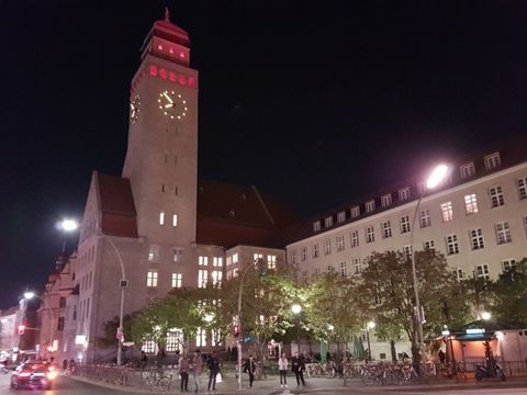 Das Neuköllner Rathaus leuchtet seit dem 11.10. in Magenta und setzt ein Zeichen gegen die Benachteiligung von Mädchen und Frauen.