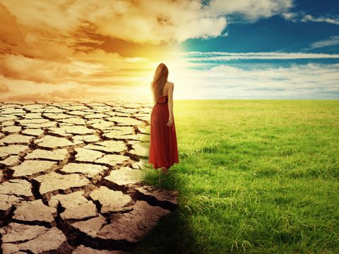 Klima Wandel Frau zu Fuß durch geöffnete Feld Konzept