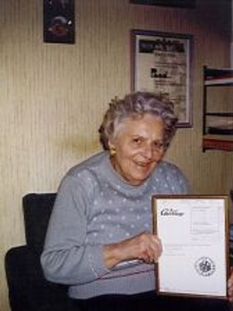 Herta Heuwer mit der Urkunde über die Chillup-Marke