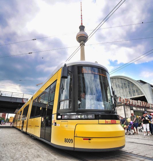Die Straßenbahn überquert den Alexanderplatz