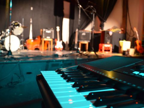 Keyboard vor einer Bühne