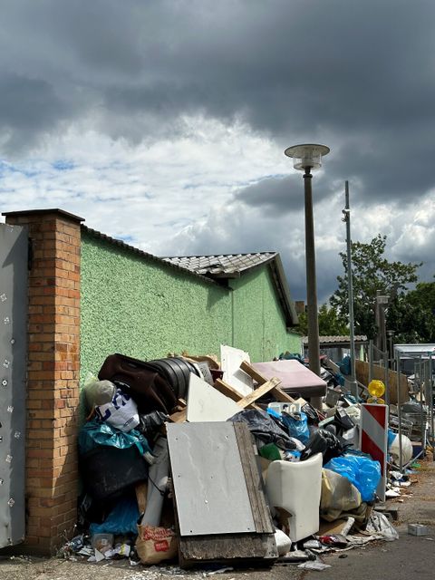 Bildvergrößerung: Müllberge vor dem illegalen Wohnprojekt in der Moosstraße