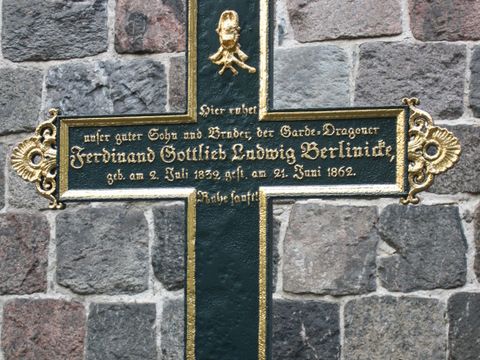 Bildvergrößerung: Ein Grabkreuz der Familie Berlinicke