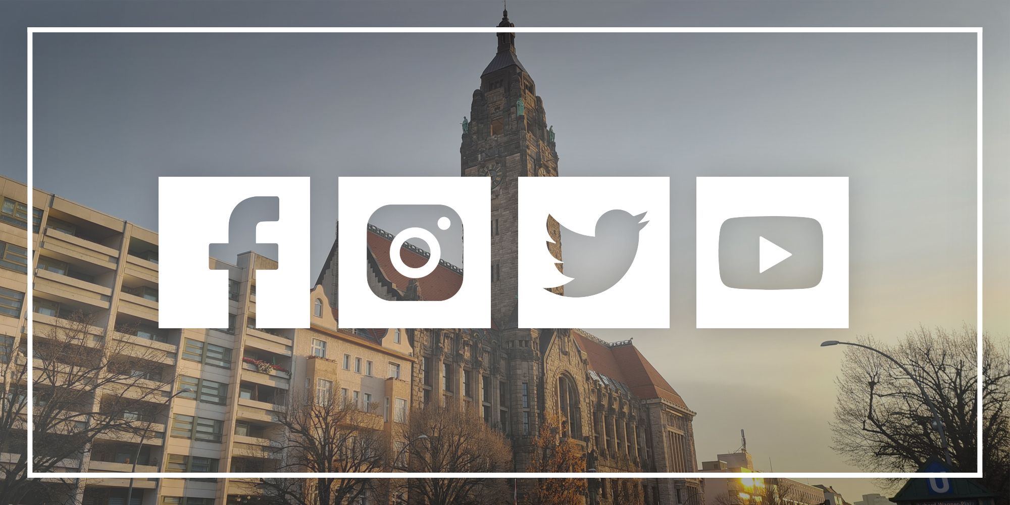 Icons von Facebook, Instagram, Twitter und YouTube, Rathaus Charlottenburg im Hintergrund