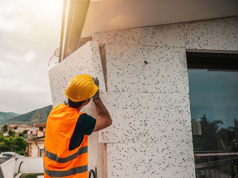 Polystyrene thermal cladding for energy saving on a construction site