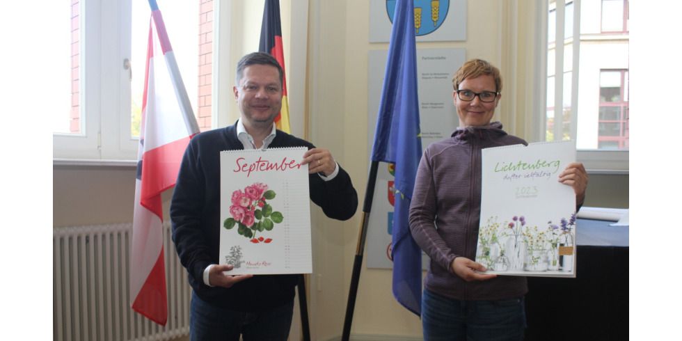 2022-09-30 PM Lichtenberger Jahreskalender 2023_Martin Schaefer und Umweltbüroleiterin Doreen Hantuschke