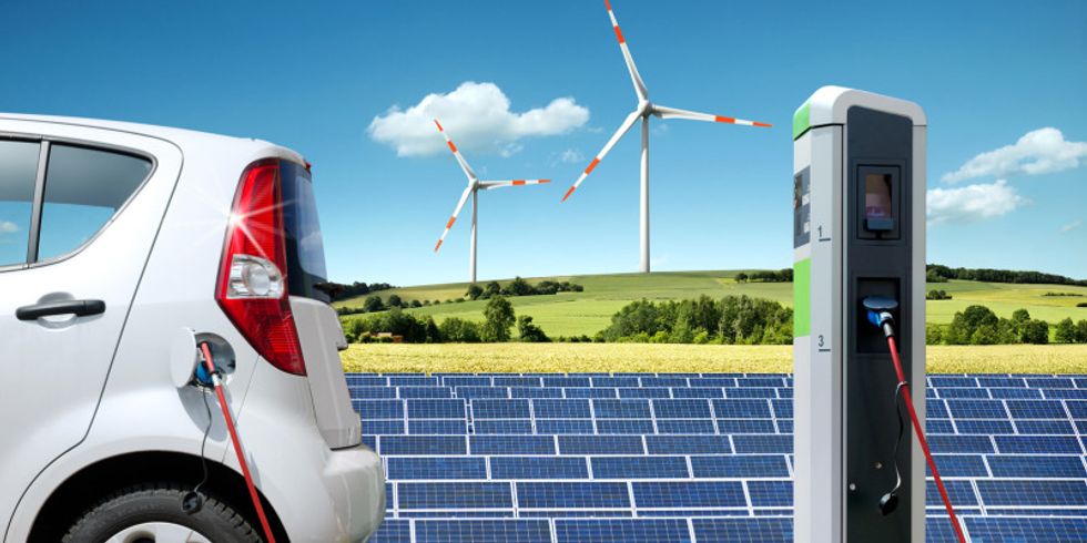 E-Car mit Solartankstelle und Windkraft