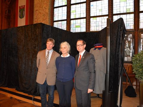 Bildvergrößerung: Marc Jeck, Ann Muller und Bezirksbürgermeister Igel beim Festakt anlässlich der 110. Köpenickiade