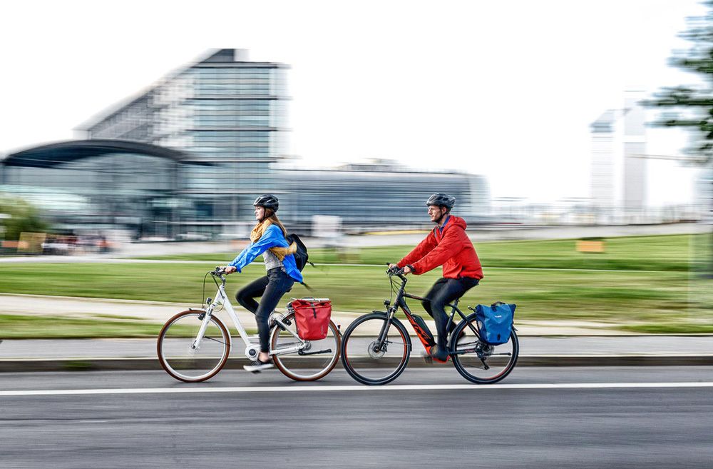 Radfahrende mit Elektrofahrrädern vor dem Berliner Hauptbahnhof