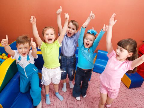 Kinder im Kindergarten freuen sich
