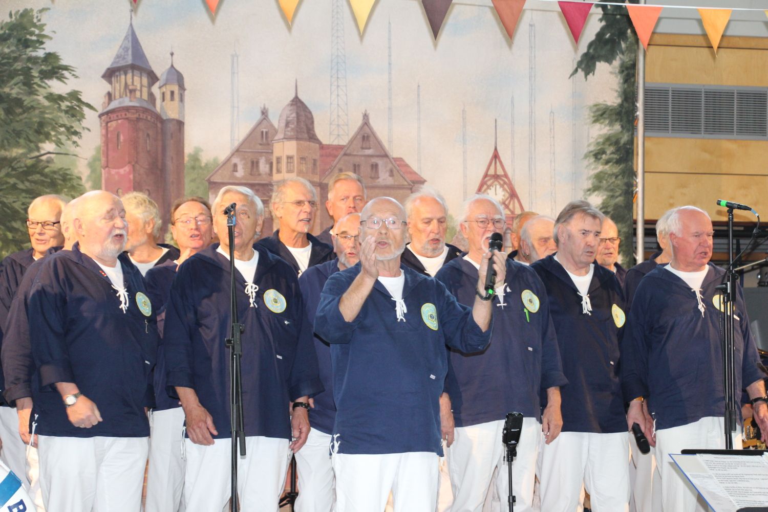 Singen vor historischer Stadtkulisse: Shanty-Chor Berlin e.V. in Königs Wusterhausen