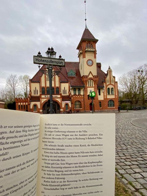 Bildvergrößerung: Buch auf am Hohenzollernplatz