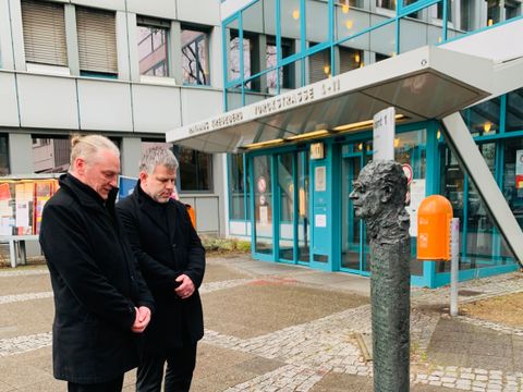 Der stellvertretende Bezirksbürgermeister Oliver Nöll und der für Schule, Sport und Facility Management zuständige Bezirksstadtrat Andy Hehmke gedenken vor dem Rathaus Kreuzberg. 
