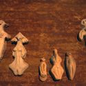 Bildvergrößerung: kleine Terracotta Skulpturen liegen auf einem Metalltisch