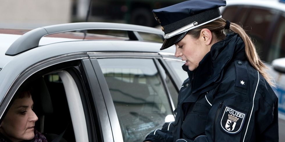 Polizistin kontrolliert eine Autofahrerin