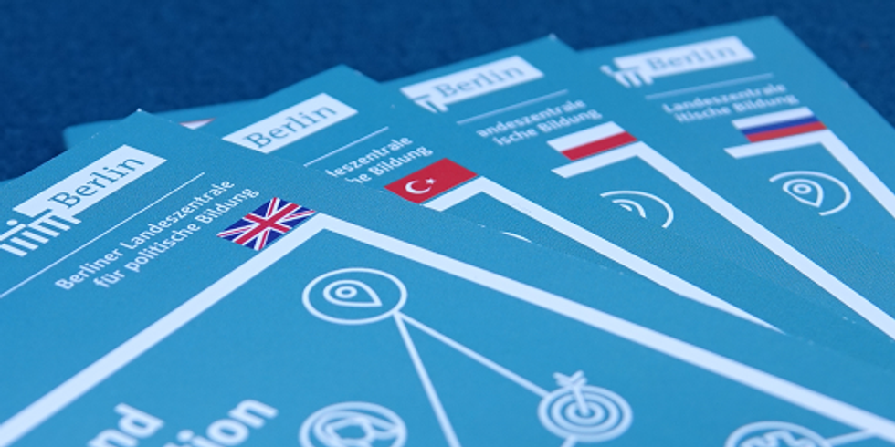 Broschüren mit englischer, polnischer, russischer und türkischer Landesflagge