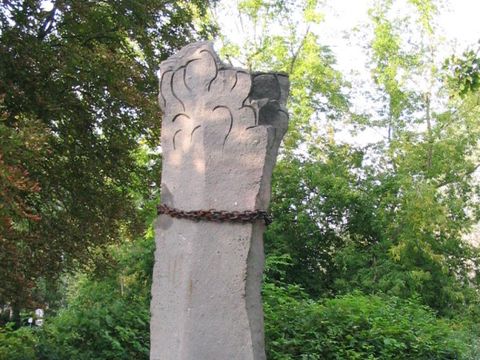 Gedenkstein mit Gedenktafel zur Erinnerung an das KZ-Aussenlager Wismarer Straße