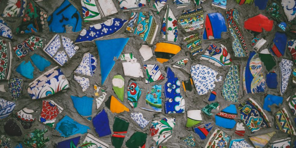 Mosaik aus bunten Keramikscherben