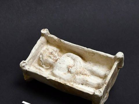 Bildvergrößerung: Grabung Molkenmarkt 2022, Wiegenpüppchen (Jesusfigur) aus Keramik, 15. Jahrhundert