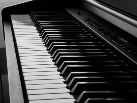 Piano Klaviatur in Flucht