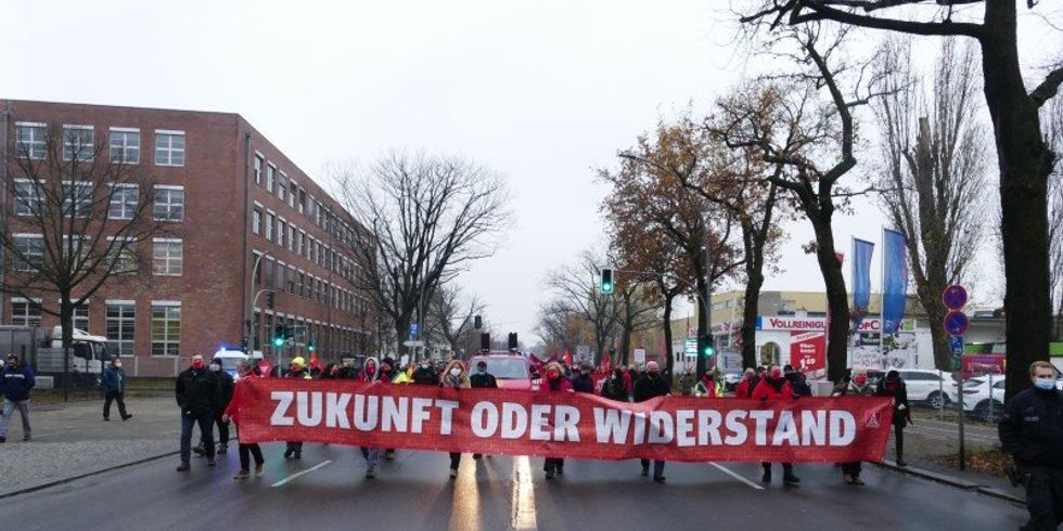 Menschen laufen auf der Straße mit einem großen Banner mit der Aufschrift: Zukunft oder Widerstand
