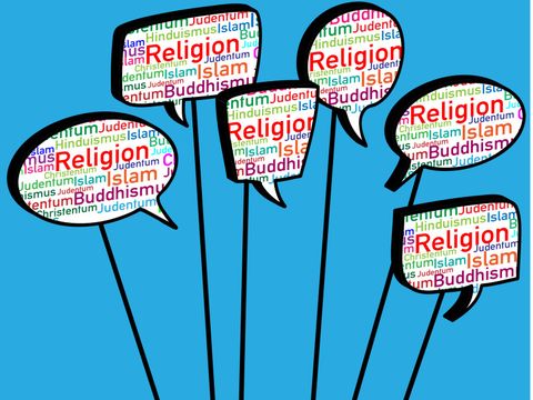 Das Bild zeigt in verschiedenen Sprechblasen im Vordergrund das Wort Religion und im Hintergrund alle Religionen.