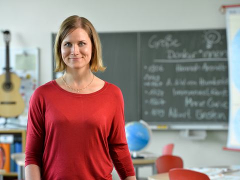 Portrait einer Lehrerin im Klassenzimmer