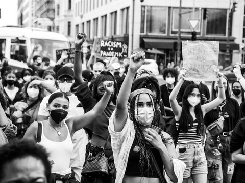 Ein Bild in schwarz-weiß mit protestierenden Menschen