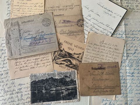 Das Foto zeigt eine Sammlung von Feldpostbriefen. 