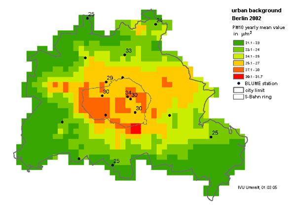 Fig. 9: PM10 pollution (annual average) calculated with IMMISnet and measured at BLUME measuring locations in the urban background of Berlin for the base year 2002 