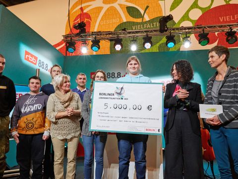 Bildvergrößerung: Schule am Mummelsoll mit dem Preis als „Berliner Lebensmittelretter*in“ ausgezeichnet