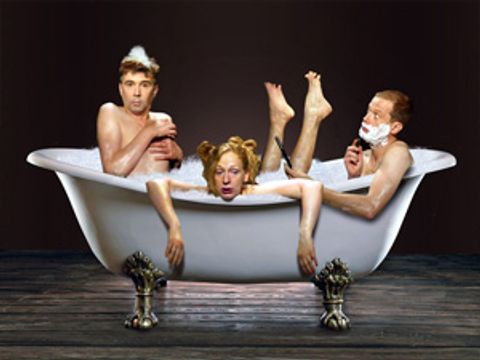 Drei Personen liegend und sitzend in der Badewanne