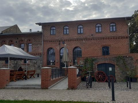 Blick auf die erste Brauereigenossenschaft Bernau, Backsteinbau