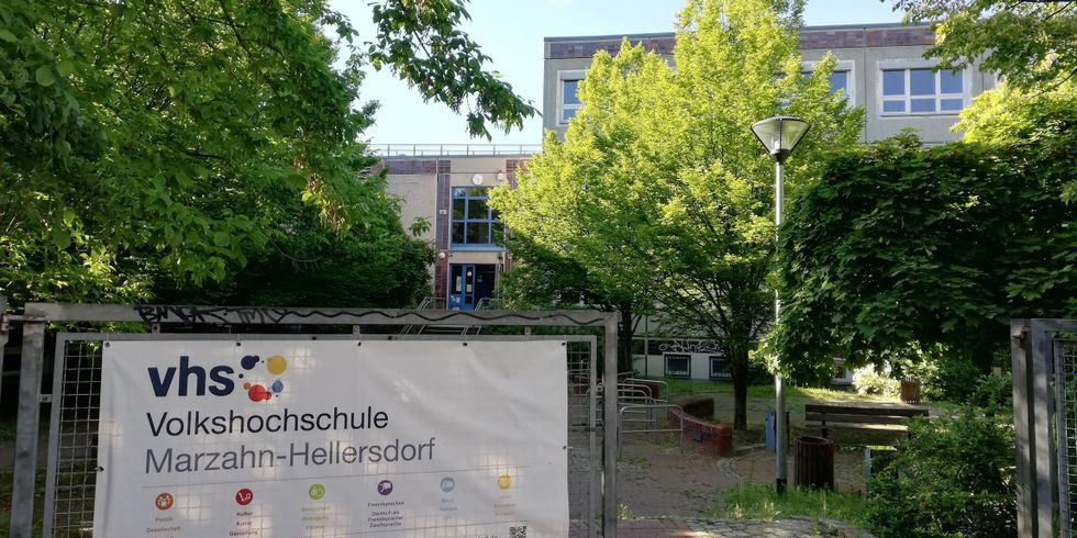 Eingang zum Hauptgebäude der Volkshochschule Marzahn-Hellersdorf