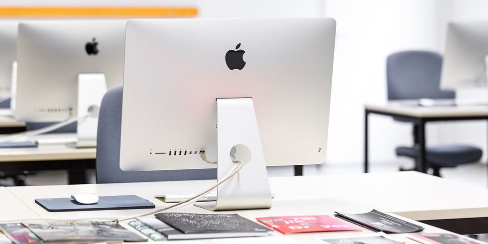 Mac Computerbildschirm auf Tisch