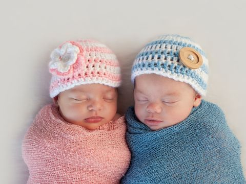Zwei Babys schlafen nebeneinander