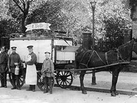 Eines der typischen Pferdefuhrwerke, das Milch und Milchprodukte auf Berlins Straßen am Ende des 19. Jahrhunderts verkaufte 