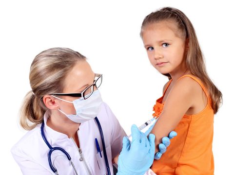Eine Ärztin impft ein Mädchen