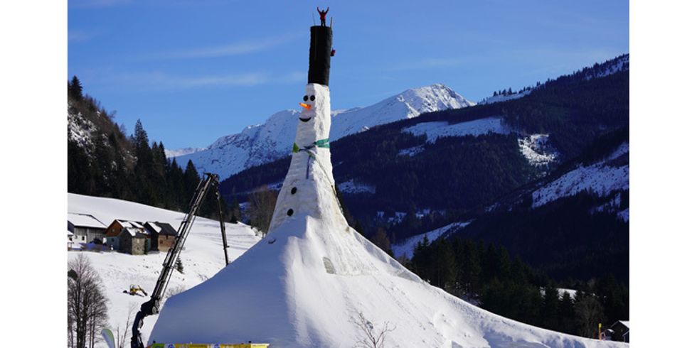 Der größte Schneemann der Welt entstand in der österreichischen Urlaubsregion Schladming-Dachstein. Mit 38,4 Metern Höhe und 800 Tonnen Gewicht schaffte er es auch ins "Guiness Buch der Rekorde". 