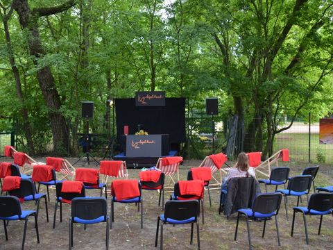 Bildvergrößerung: Noch leerer Veranstaltungsort „Tegel liest“ im Garten des meredo