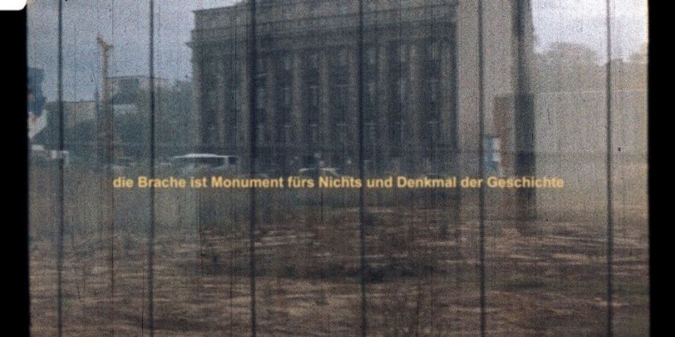 Das Foto zeigt eine Brachfläche in Berlin, gefilmt mit einer defekten 16mm-Kamera.
