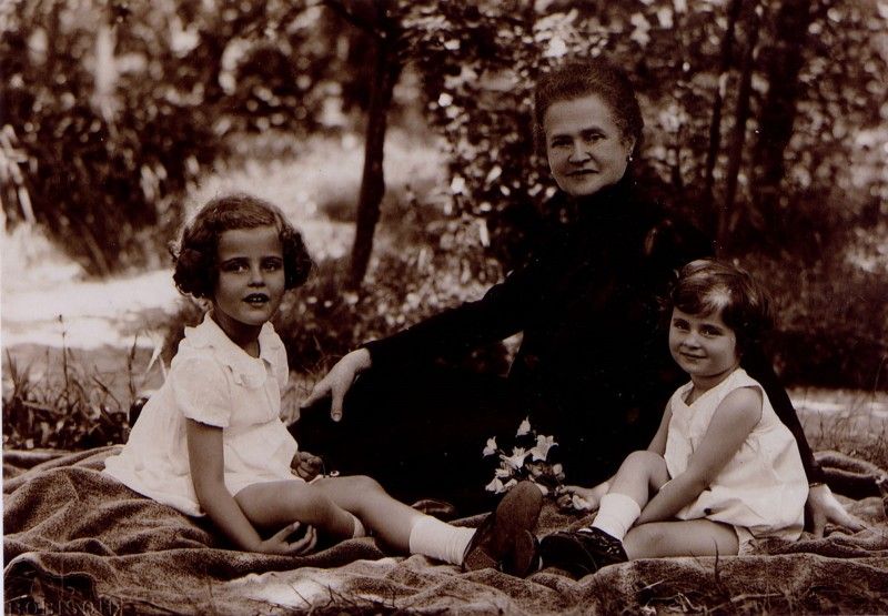 Bildvergrößerung: Ruscha mit ihren Enkeltöchtern Renate und Effie