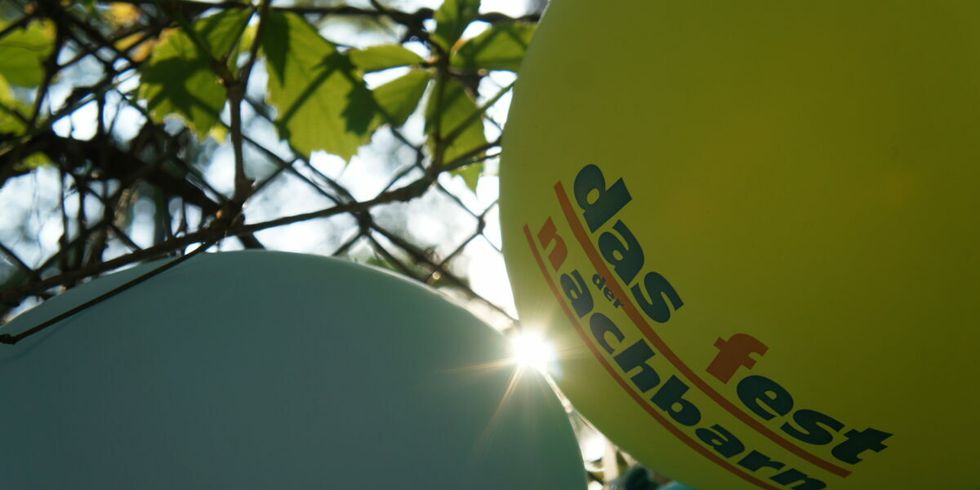 Ballons mit der Aufschrift Fest der Nachbarn