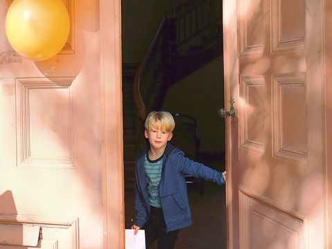 Bildvergrößerung: Ein Kind öffnet eine Tür