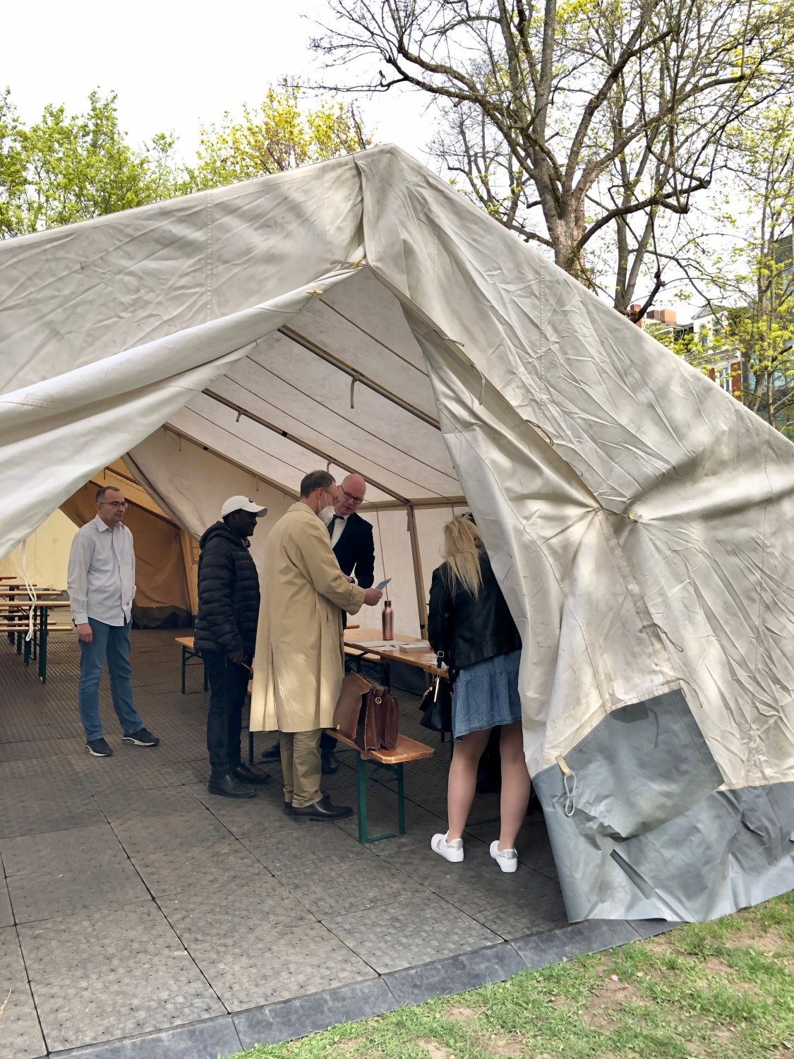 Aufnahmezelt für ukrainische Flüchtlinge vor dem Kulturhaus Schwartzsche Villa