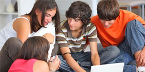 Jugendliche vor dem Laptop