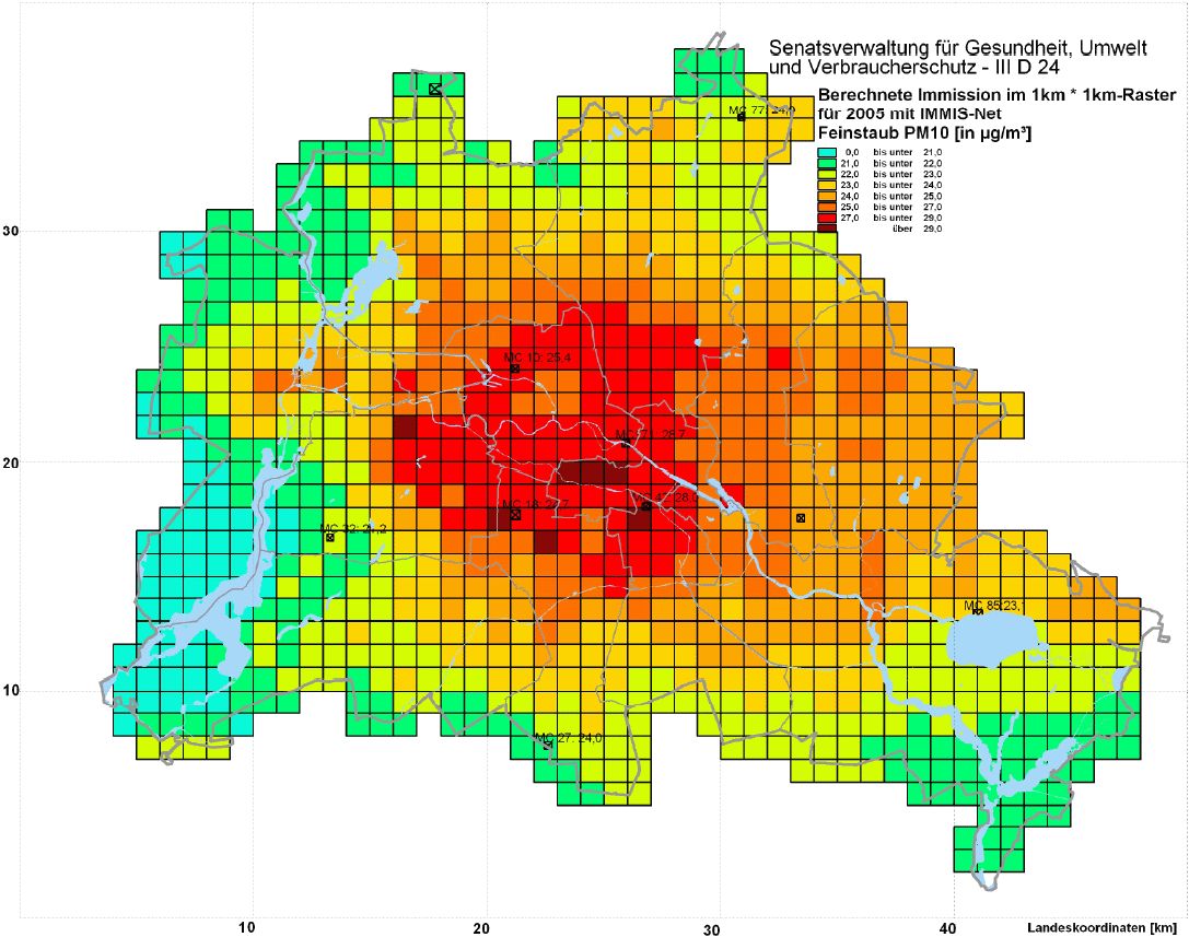 Bildvergrößerung: Abb. 12: Mit IMMISnet berechnete und an BLUME-Messstellen gemessene PM10-Belastung (Jahresmittel) im städtischen Hintergrund Berlins für das Basisjahr 2005 