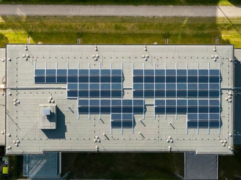 Jugendamt Treptow-Köpenick mit Solaranlage auf dem Dach