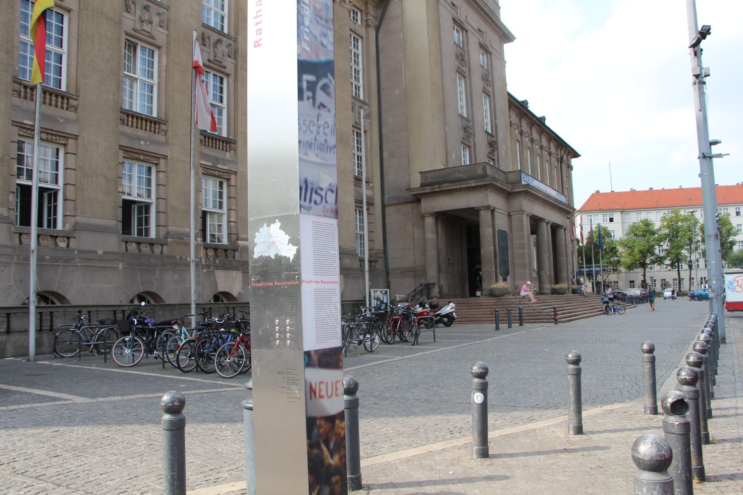 Erinnerungsstele vor dem Rathaus Schöneberg