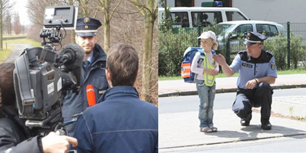 Polizist im Interview vor einer Kamera und ein Polizist zeigt einer Schülerin den Weg
